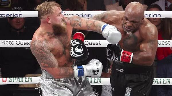 <div class="paragraphs"><p>Mike Tyson (black gloves) fights Jake Paul (silver gloves) at AT&amp;T Stadium.</p><p></p></div>