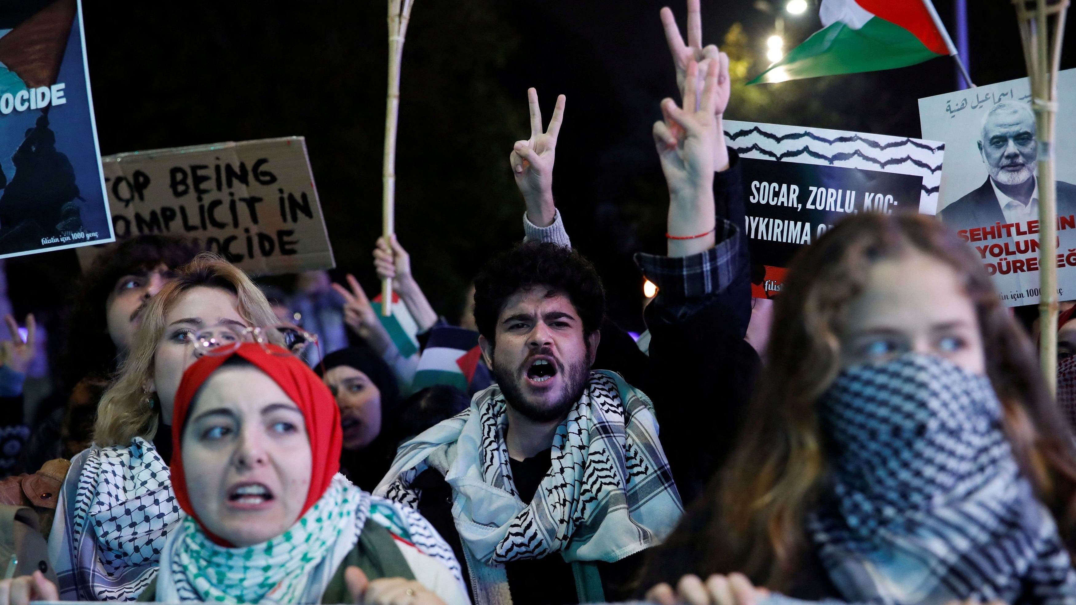 <div class="paragraphs"><p>Demonstrators attend a protest to express support for Palestinians in Gaza, amid the Israel-Hamas conflict, in Istanbul.</p></div>