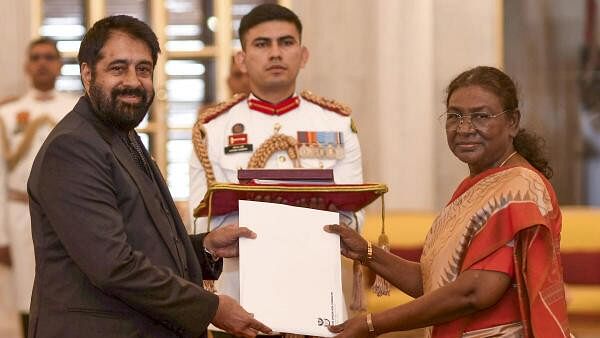 <div class="paragraphs"><p>Anil Sooklal, High Commissioner of the Republic of South Africa presents his credentials to President Droupadi Murmu, at Rashtrapati Bhavan in New Delhi on Monday.</p></div>