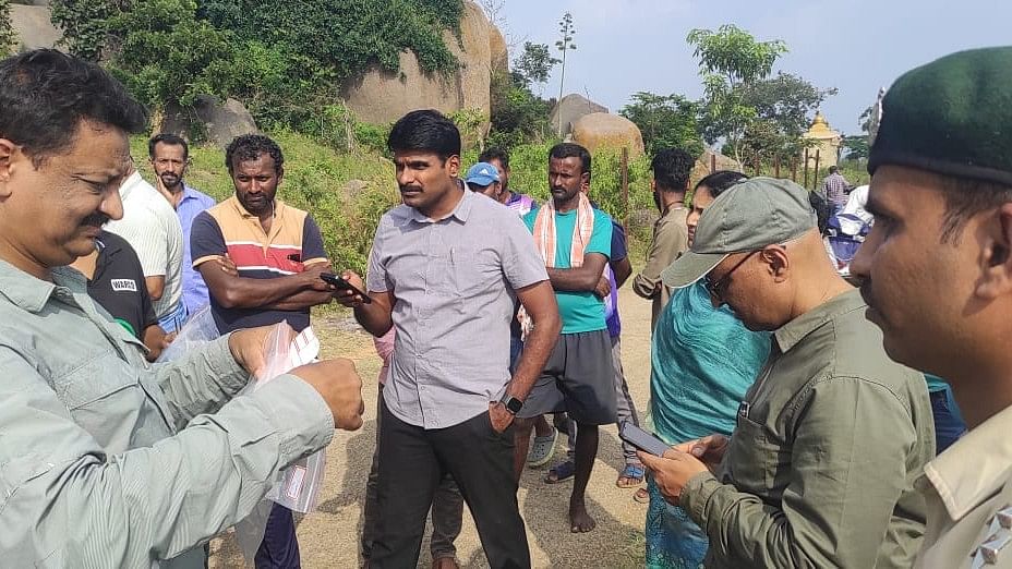 <div class="paragraphs"><p>Conservation biologist Sanjay Gubbi, Chief Conservator of Forests S Sivasankar and others at the attack site on Monday. </p></div>