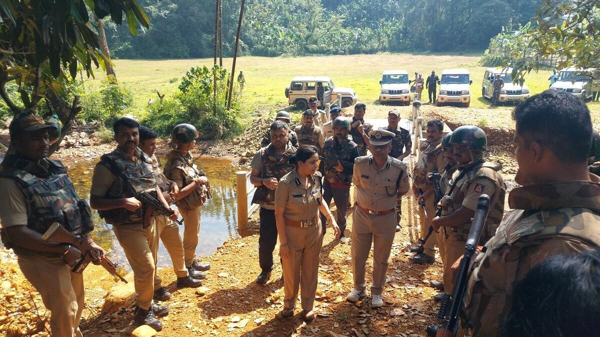 <div class="paragraphs"><p>nternal Security Division (under which ANF comes) IGP Roopa D Moudgil interacts with Anti Naxal Force personnel at near Peetebailu village, Kabbinale area near Hebri of Udupi, where Naxal leader Vikram Gowda killed in an encounter.</p></div>