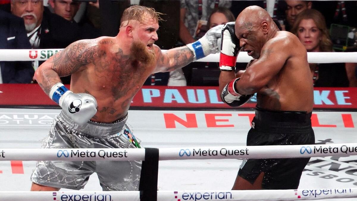 <div class="paragraphs"><p>Mike Tyson (black gloves) fights Jake Paul (silver gloves) at AT&amp;T Stadium. </p></div>