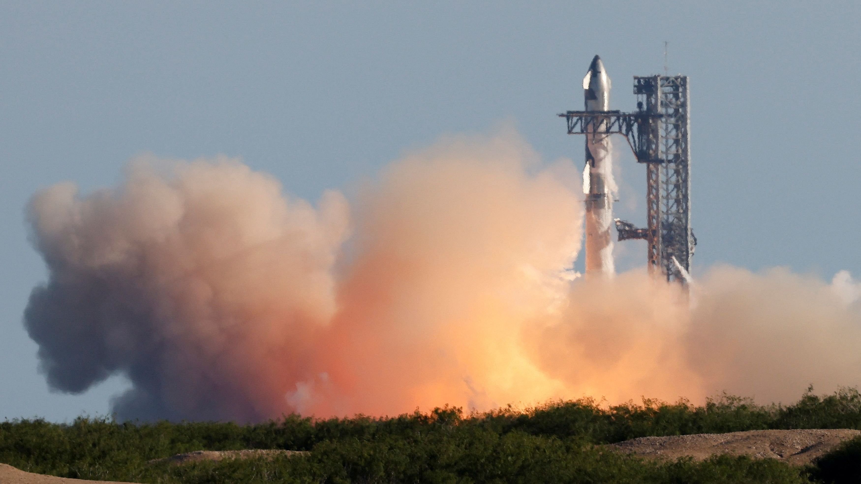 <div class="paragraphs"><p>SpaceX's next-generation Starship spacecraft atop its powerful Super Heavy rocket is launched on its sixth test at the company's Boca Chica launch pad in Brownsville, Texas, U.S., November 19, 2024.</p></div>