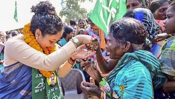 <div class="paragraphs"><p>Jharkhand Mukti Morcha (JMM) leader Kalpana Soren with supporters</p></div>