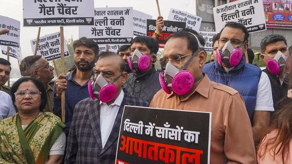 <div class="paragraphs"><p>Delhi BJP President Virendra Sachdeva with MoS Harsh Malhotra and others take part in a protest on the issue of pollution.</p></div>