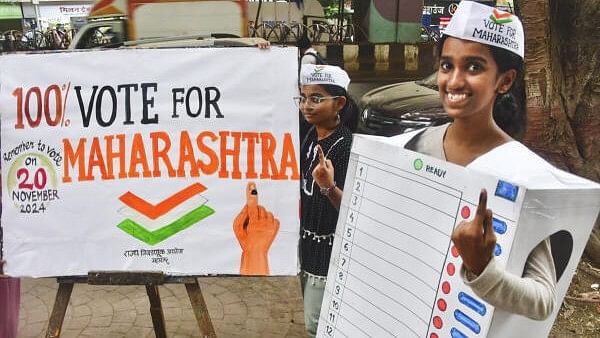 <div class="paragraphs"><p>Students of an art school urge citizens to cast their votes in the upcoming Maharashtra Assembly elections, at Lalbaug.</p></div>