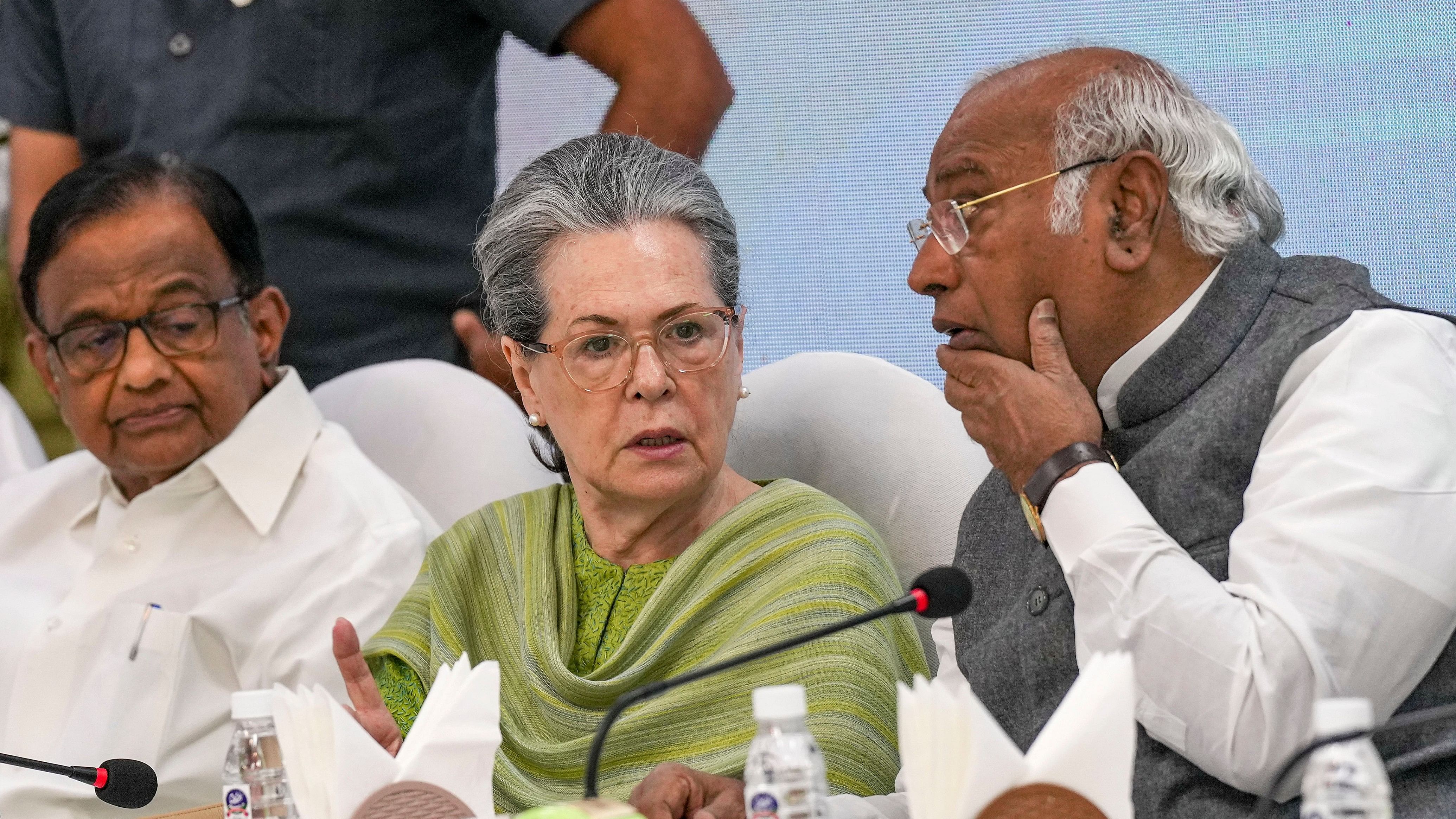 <div class="paragraphs"><p>Congress President Mallikarjun Kharge(R) with party leaders Sonia Gandhi and P Chidambaram.</p></div>