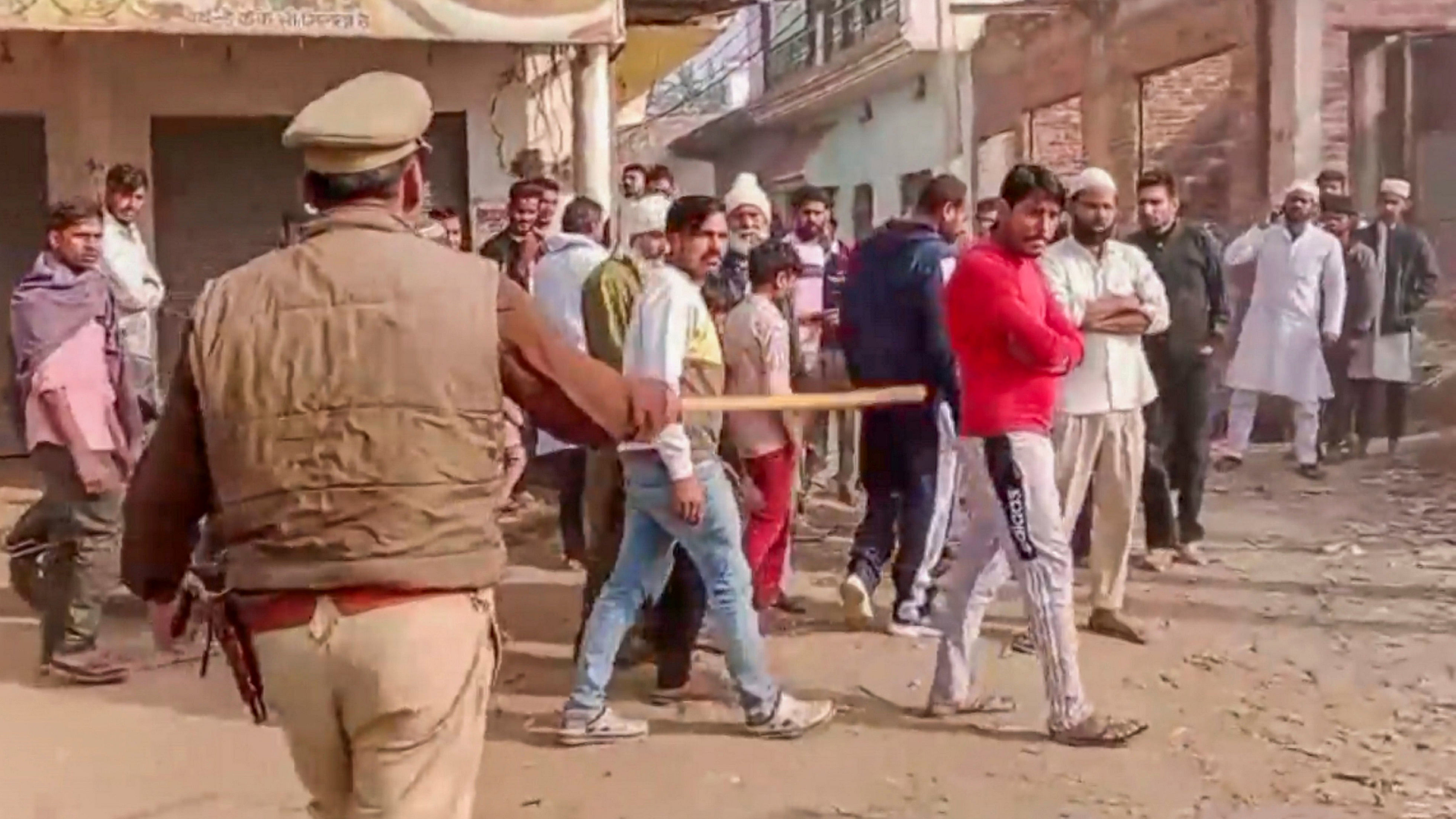 <div class="paragraphs"><p>Police personnel tries to maintain law and order after an alleged incident of stone pelting during UP's Meerapur Assembly constituency bypoll, in Muzaffarnagar, UP, Wednesday, Nov. 20, 2024. </p></div>