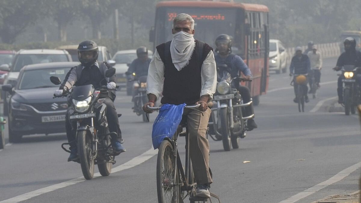 <div class="paragraphs"><p>Commuters move through smog on a cold winter morning, in New Delhi.&nbsp;</p></div>