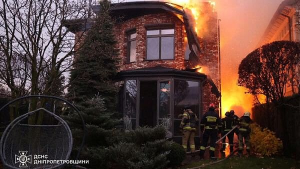 <div class="paragraphs"><p>Firefighters work at the site of a Russian missile strike, amid Russia's attack on Ukraine, in Dnipro, Ukraine November 21, 2024.</p></div>