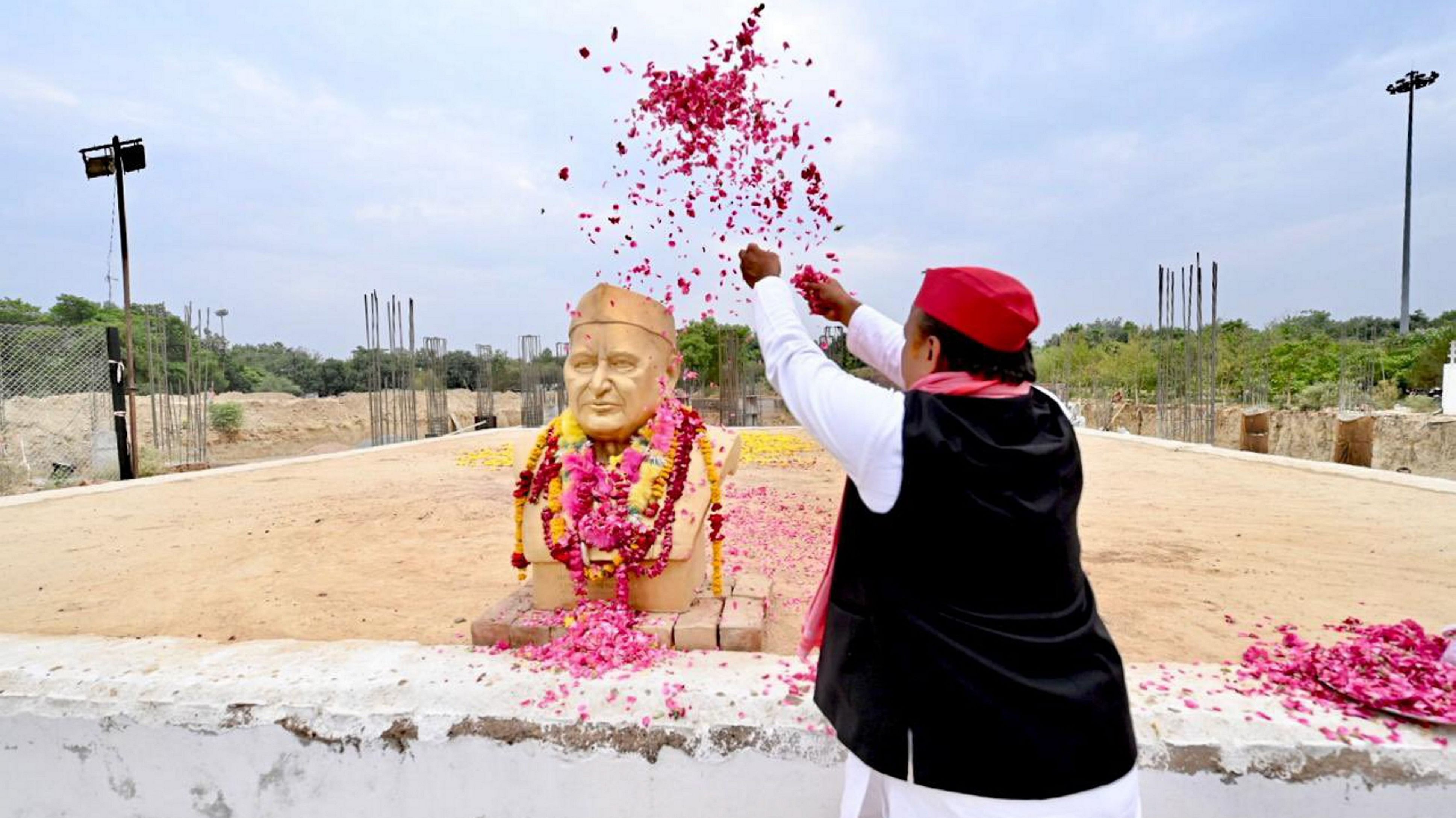 <div class="paragraphs"><p>File photo of Samajwadi Party Chief Akhilesh Yadav paying tribute to Mulayam Singh Yadav</p></div>