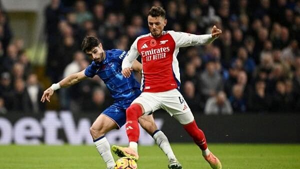 <div class="paragraphs"><p>Arsenal's Ben White (in red) seen here with&nbsp;Chelsea's Pedro Neto</p></div>