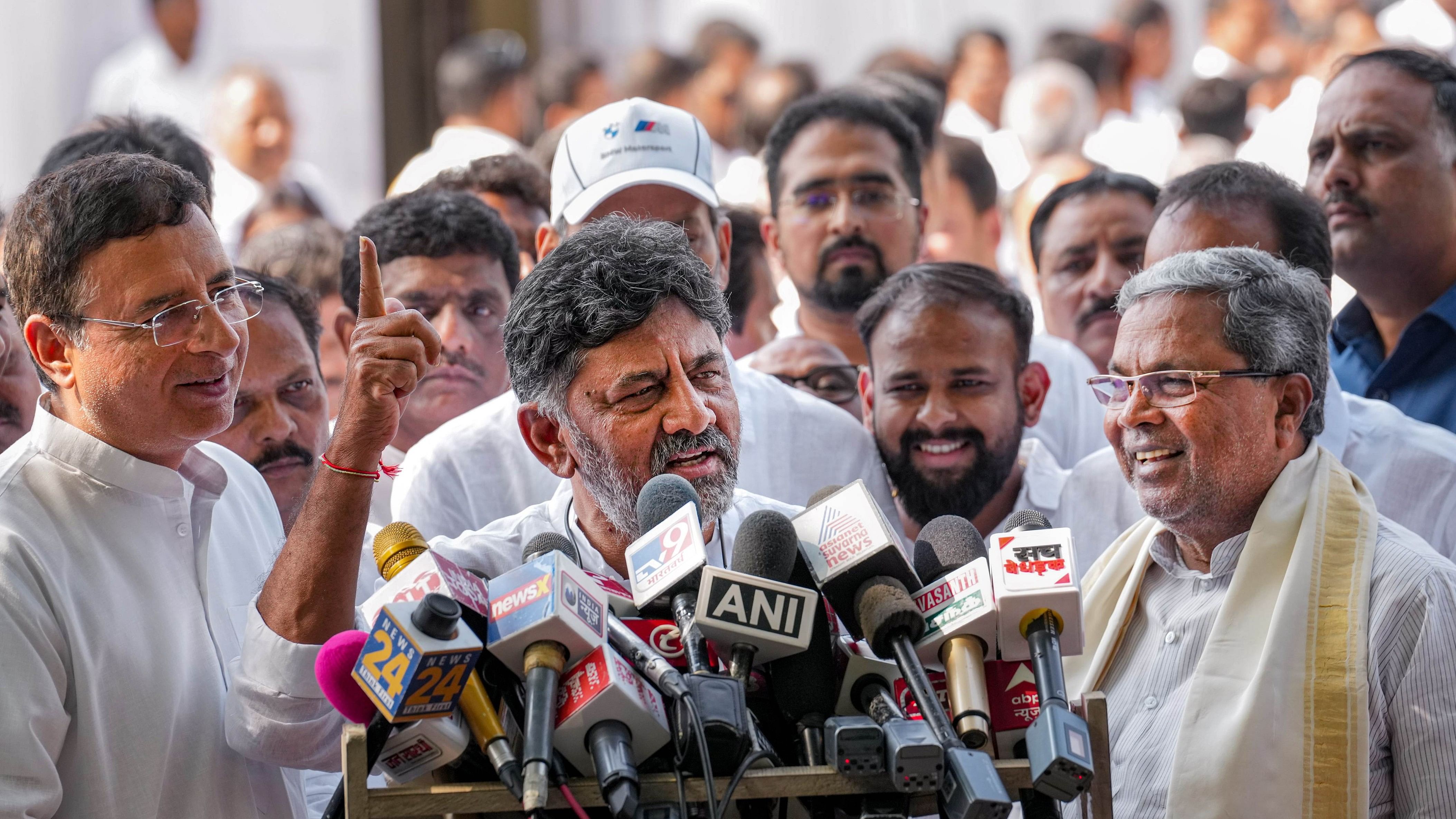 <div class="paragraphs"><p>Senior Congress leader D K Shivakumar with party leaders Siddaramaiah and Randeep Surjewala. </p></div>