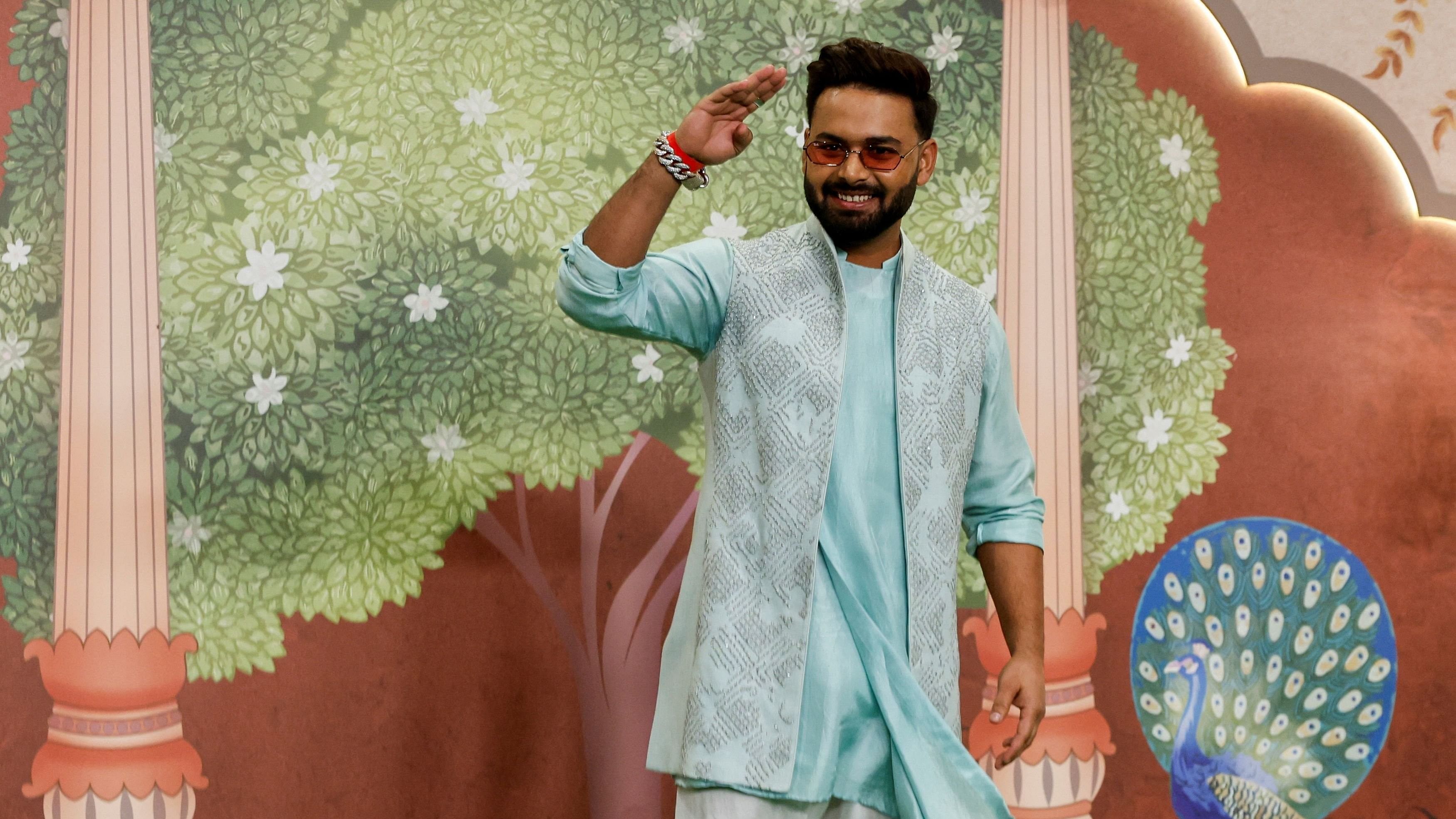 <div class="paragraphs"><p>Indian cricketer Rishabh Pant poses for pictures on the red carpet </p></div>