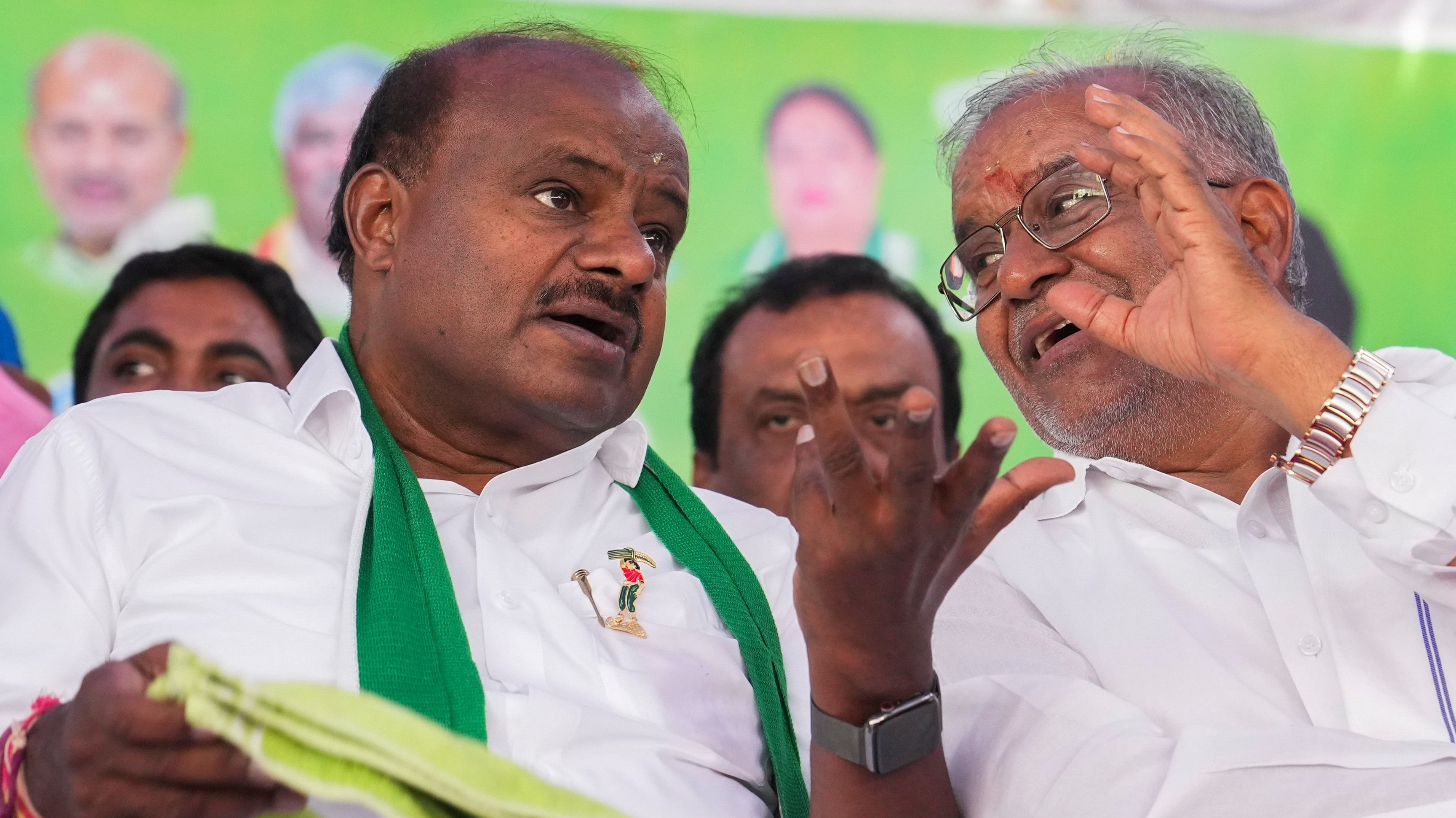 <div class="paragraphs"><p>Bengaluru: Union Minister for Steel and Heavy Industries H D Kumaraswamy with JD(S) MLA G T Devegowda.</p></div>