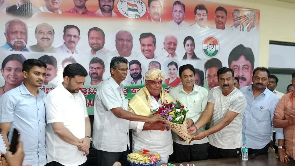 <div class="paragraphs"><p>Shiggaon-Savanur assembly constituency MLA-elect Yasir Ahmed Khan Pathan being felicitated by Congress leaders in Belagavi on Saturday. Minister Satish Jarkiholi,  MLA Asif Sait, Rahul Jarkiholi, Vinay Navalgatti and others were seen. </p></div>