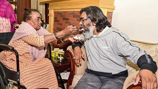 <div class="paragraphs"><p>Jharkhand Chief Minister Hemant Soren with his mother Rupi Soren after the victory of JMM-led I.N.D.I.A. bloc in the Jharkhand Assembly elections.</p></div>