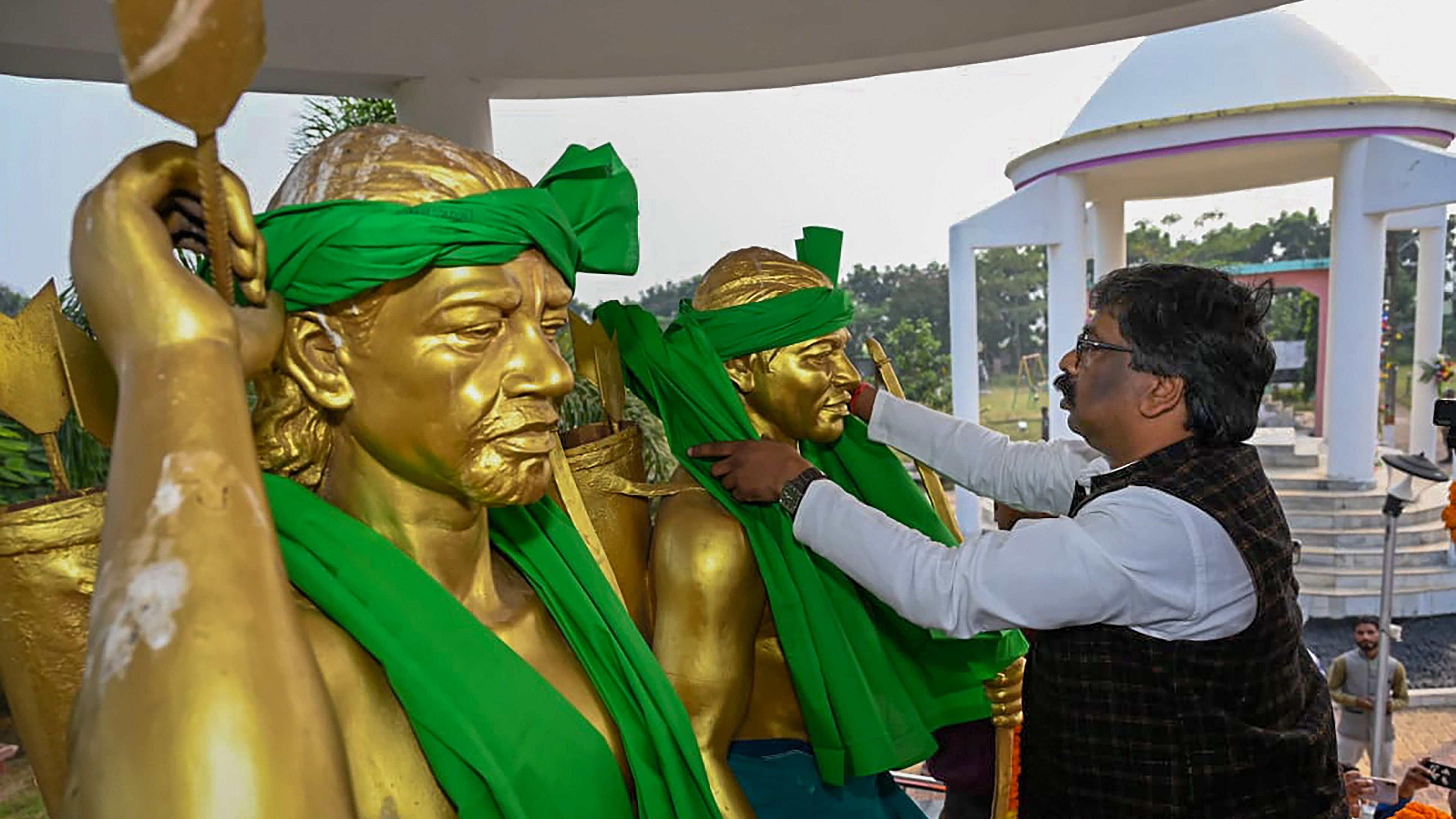 <div class="paragraphs"><p> Jharkhand Chief Minister Hemant Soren pays tribute to State tribal freedom fighters Sidhu Murmu and Kanhu Murmu, at Barhet block of Sahebganj district.</p></div>