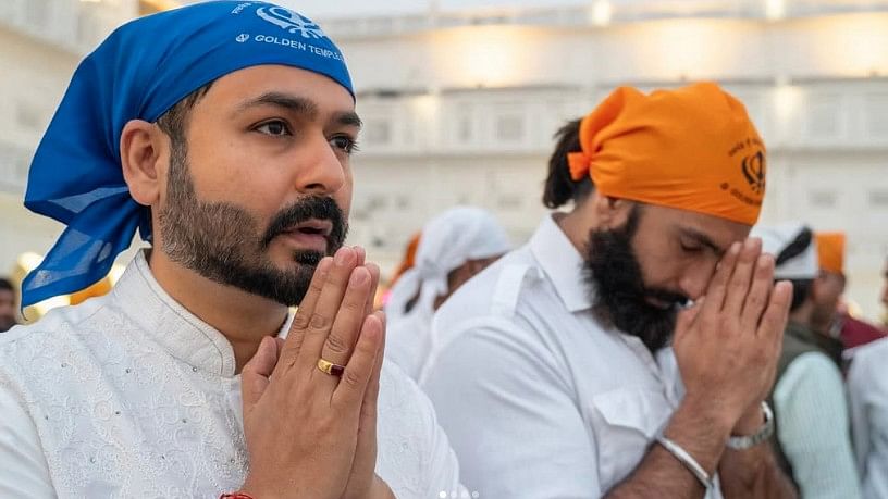 <div class="paragraphs"><p>Ranveer Singh and Aditya Dhar at Golden Temple</p></div>