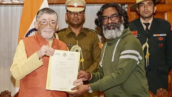 <div class="paragraphs"><p>Jharkhand Chief Minister Hemant Soren handsover his resignation to Governor Santosh Gangwar as he stakes claim to form the new government, at Raj Bhawan, in Ranchi, Sunday.&nbsp;</p></div>