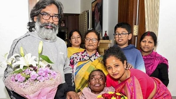 <div class="paragraphs"><p>Jharkhand Chief Minister Hemant Soren with wife and JMM leader Kalpana Soren celebrates with family members after the victory of JMM-led I.N.D.I.A. bloc in the Jharkhand Assembly elections.</p></div>