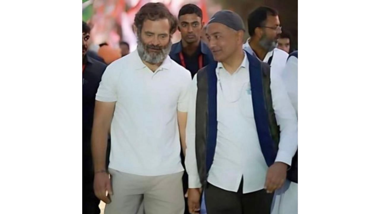 <div class="paragraphs"><p>Qazi Nizamuddin with Rahul Gandhi (L)</p></div>