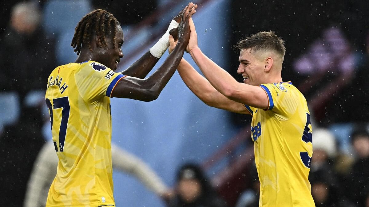 <div class="paragraphs"><p>Crystal Palace players celebrate the second goal against Aston Villa</p></div>