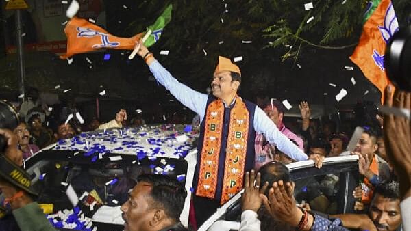 <div class="paragraphs"><p>Maharashtra Deputy Chief Minister Devendra Fadnavis being welcomed by BJP workers after the party-led Mahayuti's victory in the Maharashtra Assembly elections, in Nagpur, Maharashtra, Saturday, Nov. 23, 2024.</p></div>