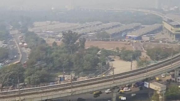 <div class="paragraphs"><p>Smog covers the Anand Vihar area in east Delhi, Friday.&nbsp;</p></div>