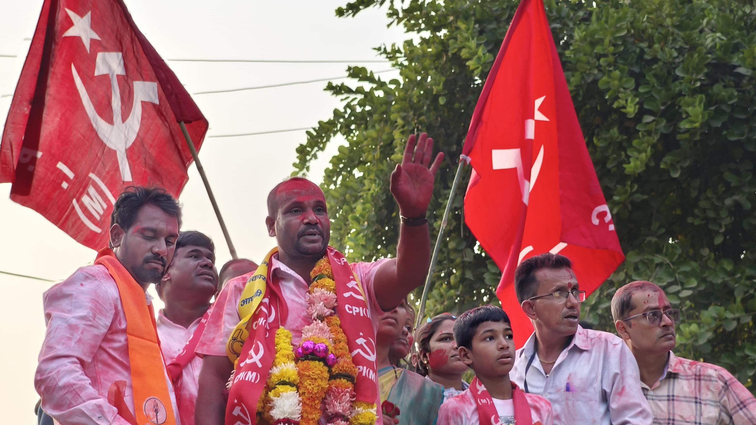 <div class="paragraphs"><p>Victory procession  in Dahanu after CPI(M) leader Vinod Nikole (Centre) secured victory from the constituency at the Maharashtra Elections 2024. </p></div>