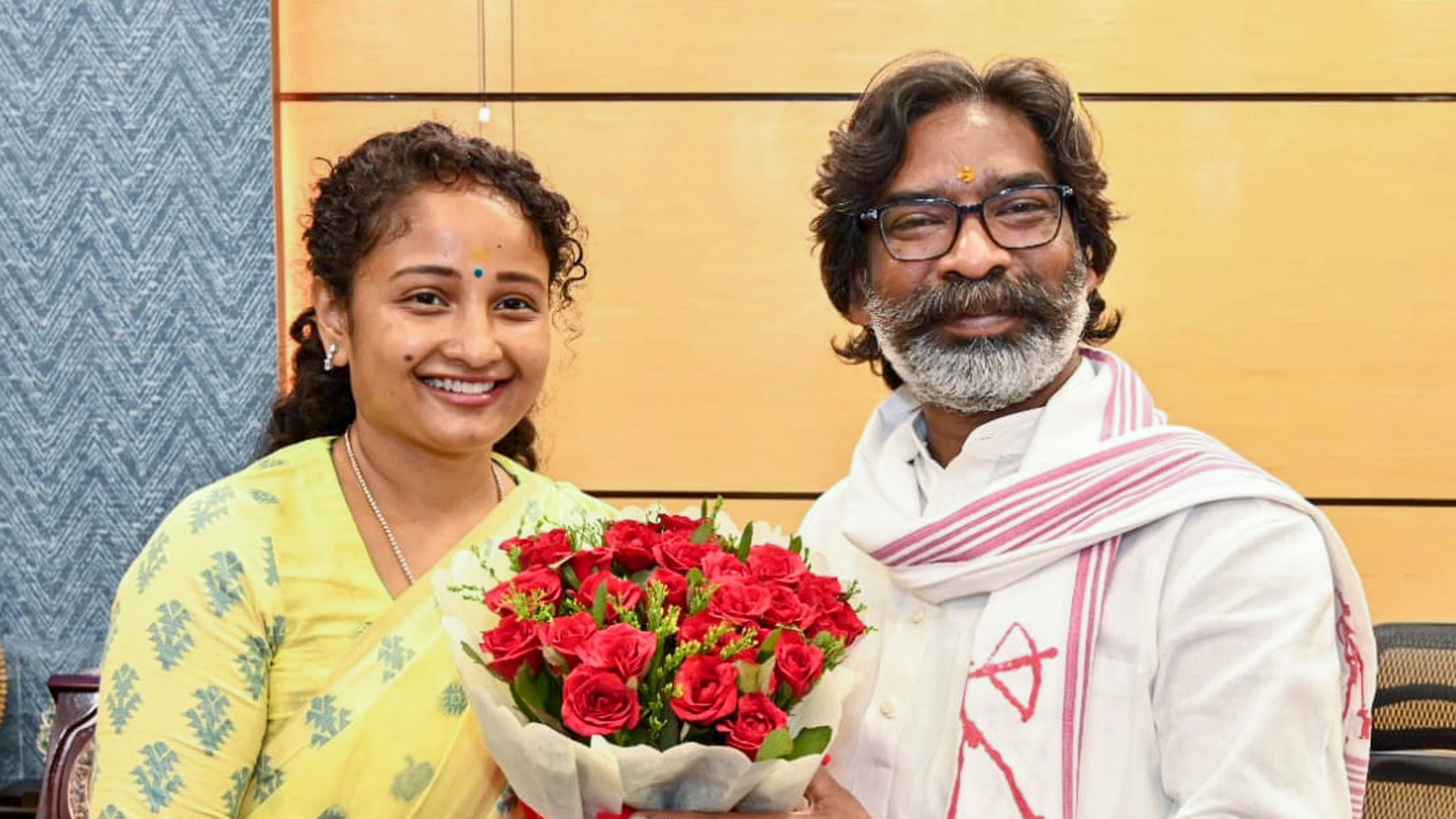 <div class="paragraphs"><p> Jharkhand Chief Minister Hemant Soren and wife and JMM leader Kalpana Soren </p></div>