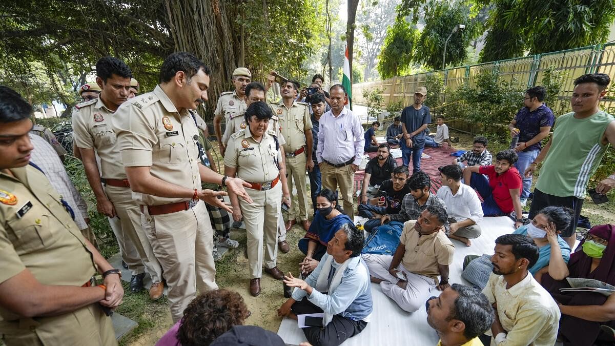 <div class="paragraphs"><p> A policeman speaks with climate activist Sonam Wangchuk staging a protest demanding the inclusion of Ladakh in the Sixth Schedule of the Indian constitution, at the Ladakh Bhawan, in New Delhi.</p></div>