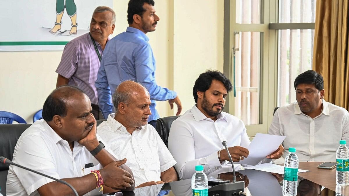 <div class="paragraphs"><p>H D Kumaraswamy, Sa Ra Mahesh, Nikhil Kumaraswamy, Mallesh Babu and JD(S) leaders at a meeting.&nbsp;</p></div>