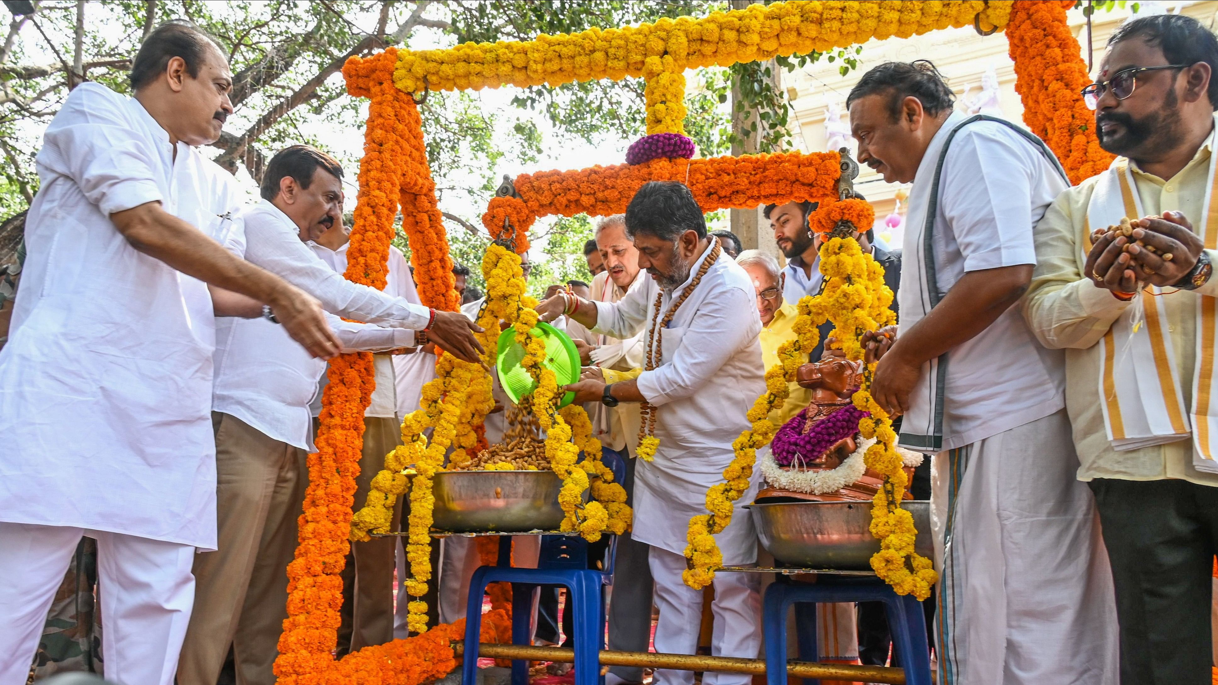 <div class="paragraphs"><p>Deputy Chief Minister DK Shivakumar offers groundnuts to the statue of Basavanna during the inauguration of Kadalekayi Parishe at Bull Temple in Basavanagudi on Monday. </p></div>