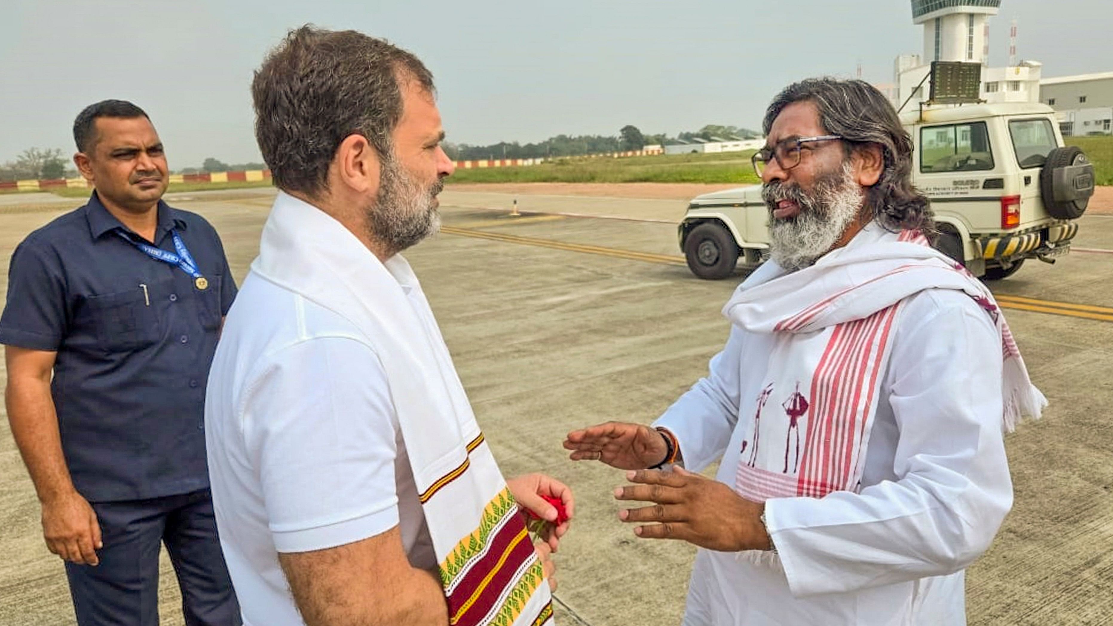 <div class="paragraphs"><p>Jharkhand Chief Minister Hemant Soren receives Leader of Opposition in Lok Sabha and Congress leader Rahul Gandhi.</p></div>