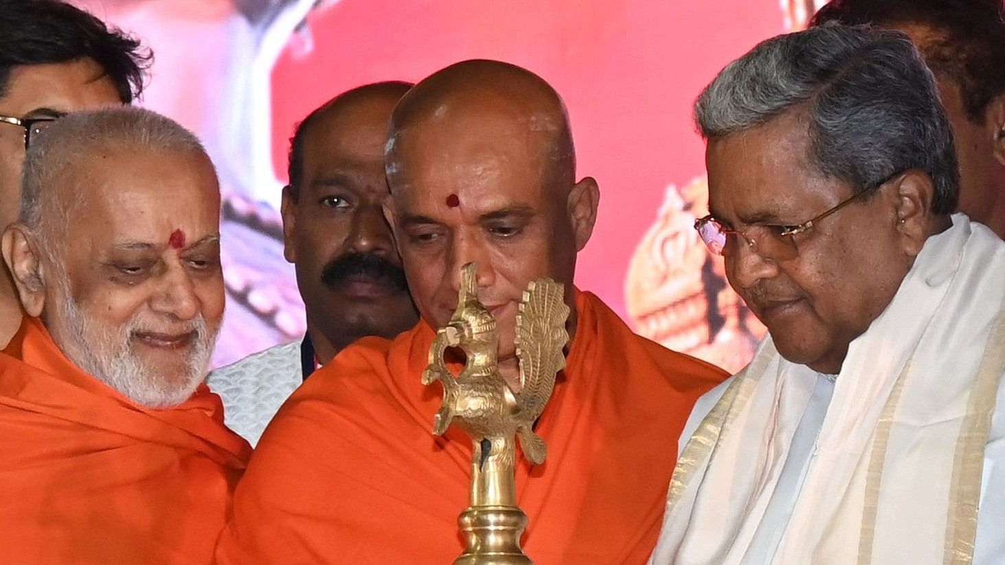 <div class="paragraphs"><p>Siddaramaiah with seers Chandrashekaranatha Swami (left).</p></div>