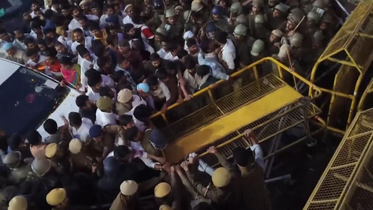 <div class="paragraphs"><p>Supporters of BJP MLA Vishvaraj Singh break police barricade after he was denied entry into Udaipur Palace, hours after he was anointed the titular head of the erstwhile royal family of Mewar, in Udaipur</p></div>