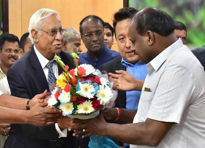 B S Patil (L), former chief secretary and chairperson of the three-member experts’ committee on restructuring of Bengaluru, greets Karnataka Chief Minister H D Kumaraswamy.. 