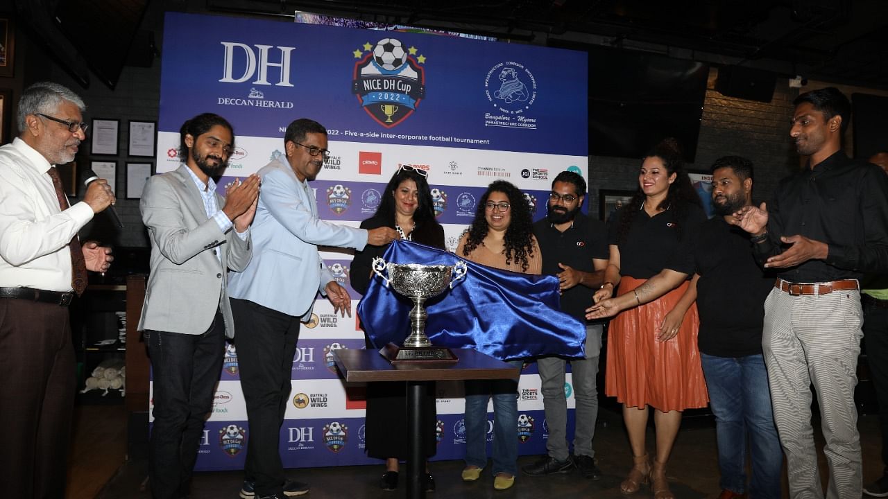 Sitaraman Shankar, CEO, The Printers Mysore Pvt Ltd unveils the NICE DH Cup along with the sponsors of the tournament. 