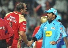 Sachin Tendulkar, captain of Mumbai Indians (R),  with Jacques Kallis of Royal Challengers, Bangalore. AFP