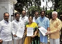 Bangalore City former mayors K H N Simha, J  Huchchappa, K C Vijaya Kumar, Mumtaz Begum, P R Ramesh and Ramachandrappa displaying the memorandum in f