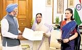 President Pratibha Patil presents letter to Manmohan Singh appointing him PM at Rashtrapati Bhavan in New Delhi on Wednesday, as Sonia Gandhi looks on