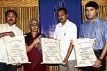 Activist Aruna Roy (second from left) presenting  the Manjunath Shanmugam Integrity Award to