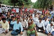 The members of the Karnataka Prantha Raitha Sangha protesting in front of the deputy commissioners office in Kolar on Thursday. dh photo