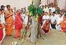 Shiroor Mutt Seer Lakshmivara Theertha Swamiji performing kattige muhurtha ahead of Paryaya ritual in Udupi on Monday. DH photo