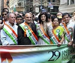 Bollywood actress Shilpa Shetty (C) along with Mayor Michael Bloomberg (L), Consulate General of India, New York, Prabhu Dayal (2nd left) . AP