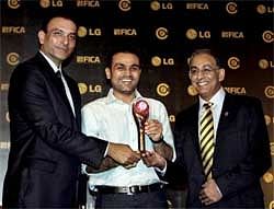 fine moment Former Indian captain Ravi Shastri (left), Virender Sehwag (centre) and ICC CEO Haroon Lorgat. AP/PTI