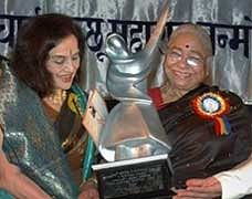 Bollywood actress Asha Parekh receives Lachchu Maharaj award from HP Governor Prabha Rao (C) at a function in Lucknow on Tuesday night.