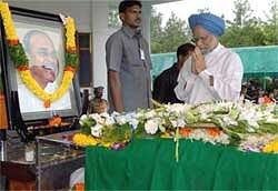 Prime Minister Manmohan Singh pays tribute to Andhra Pradesh chief minister Y S Rajasekhara Reddy, in Hyderabad on Friday. PTI