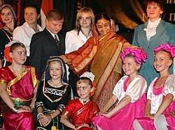 President Pratibha Patil and children pose for photographers during a meeting with Russian pupils learning Hindi and Indian dances in St.Petersburg.